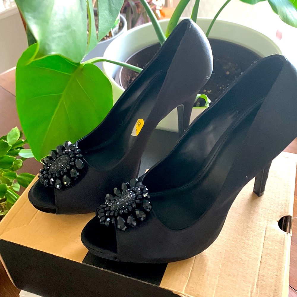 Black heeled shoes 👠
